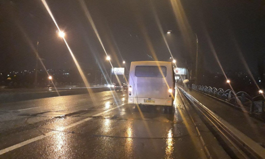 В Запорожье троллейбусный провод упал на движущиеся маршрутки (ФОТО)