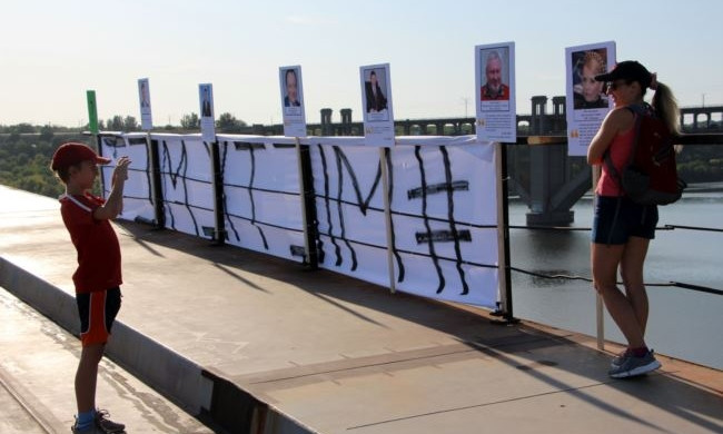 В Запорожье открыли памятный знак, посвященный 15-летию начала возведения мостов