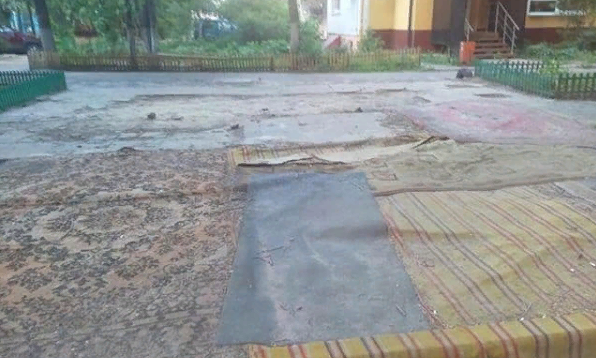Курьезы: В Запорожье дорогу "отремонтировали" ковром (ФОТО)