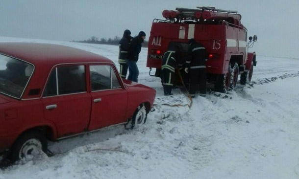 Ночью на Запорожских трассах в снежный плен попали 83 человека
