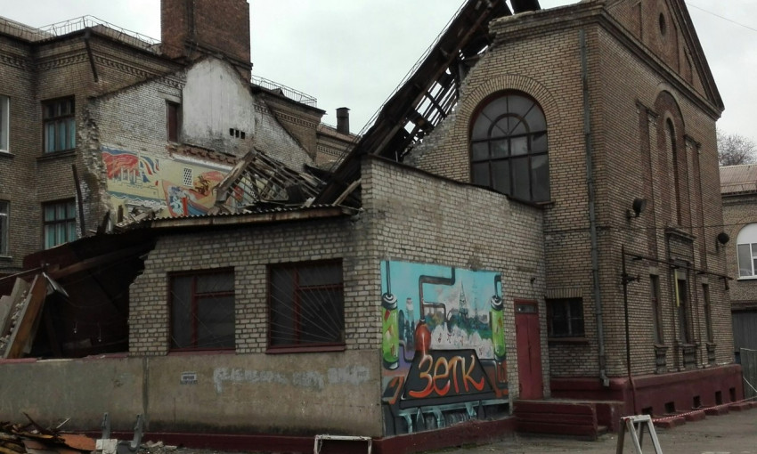 Фото обрушившегося колледжа в центре Запорожья
