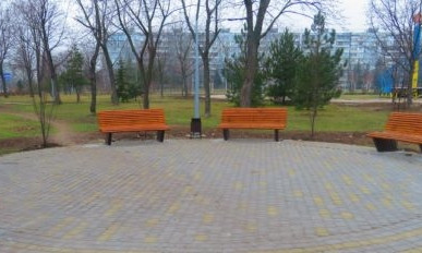 Запорожцы привели в порядок парк, который изувечили местные вандалы (ФОТО)
