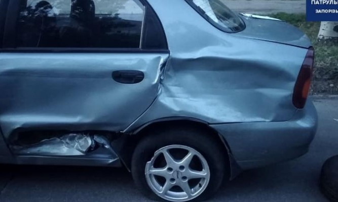 В Запорожье водитель ночью врезался в припаркованное авто и сбежал (ФОТО)