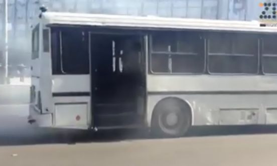 Фотофакт: В центре Запорожья ехал горящий автобус