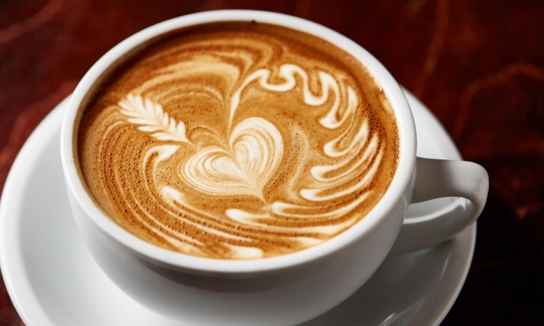На дне стакана с кофе, купленного в Дубовке, запорожанка увидела отвратительный сюрприз (ФОТО)