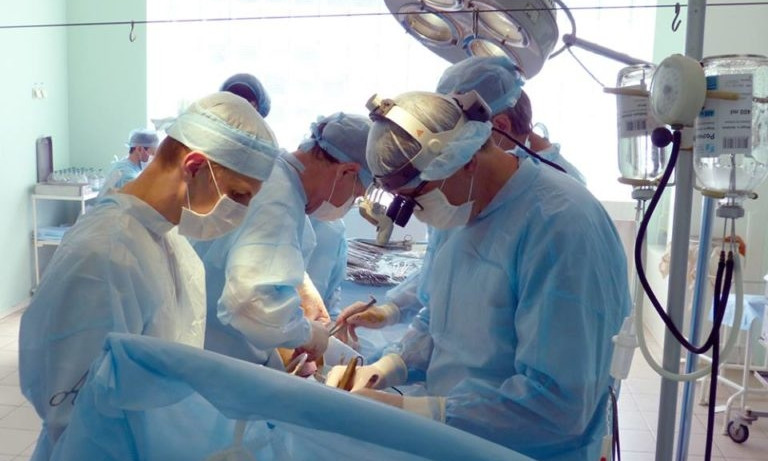 Запорожские врачи успешно провели операцию пациенту со сложной патологией