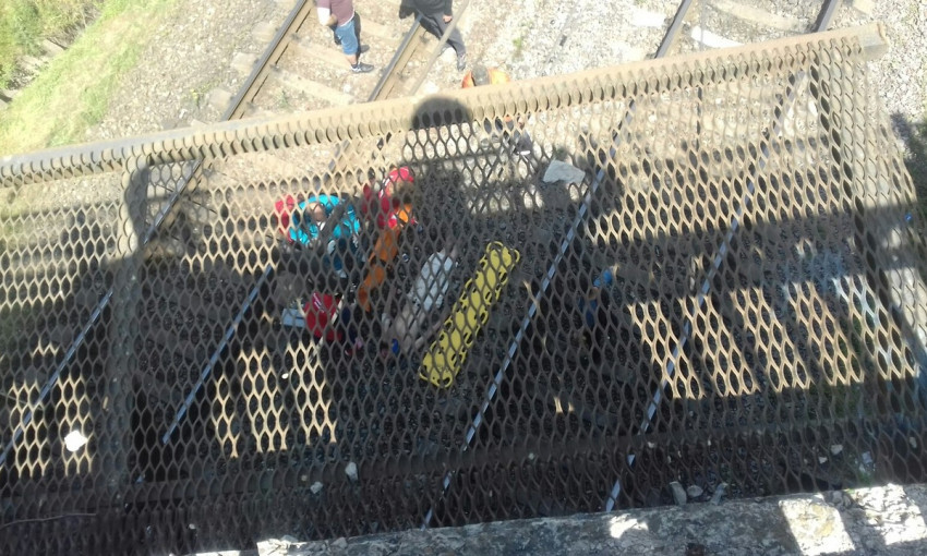 Запорожец спрыгнул с моста на железную дорогу (ФОТО)