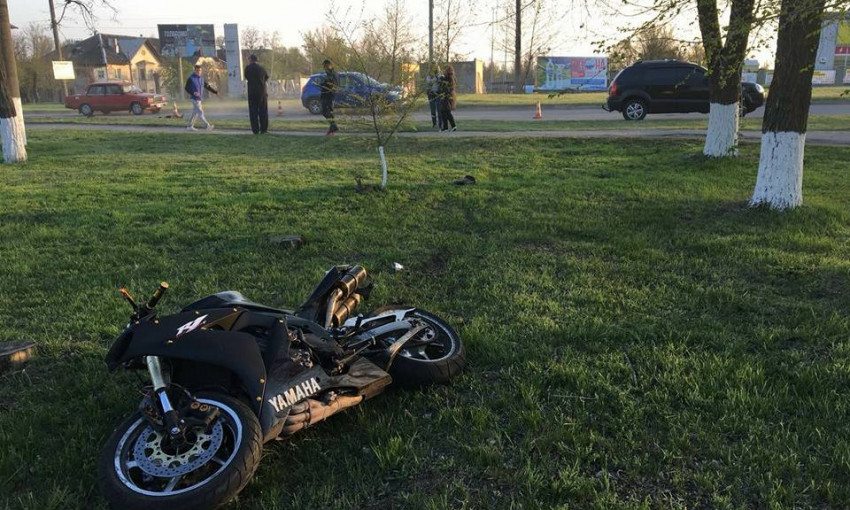 ДТП в Запорожье: Мотоцикл выбросило на газон (ФОТО)
