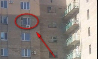 Прохожие шокированы играми ребенка в окне восьмого этажа (ВИДЕО)