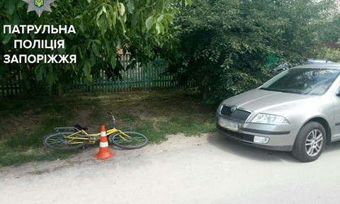 В Запорожье водитель открыл дверь автомобиля прямо перед велосипедистом