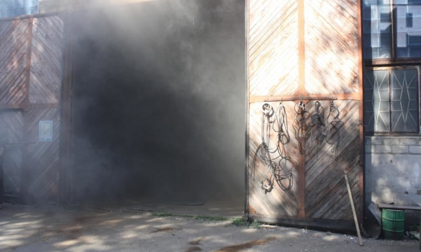 Появились фото пожара в лакокрасочном цехе (ФОТО)