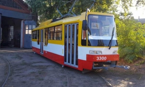 В Запорожье трамвай "потерял" токоприемник (ВИДЕО)