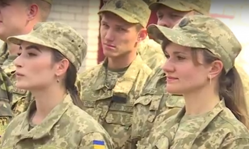 Две сотни студентов со всей Украины приняли присягу на запорожской Хортице (ВИДЕО)