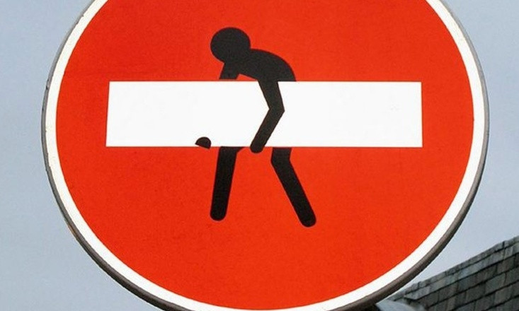 Запорожец нес по улице краденный дорожный знак (ФОТО)