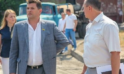 Мэр проконтролировал ход ремонта внутриквартальных дорог в Коммунарском и Шевченковском районах