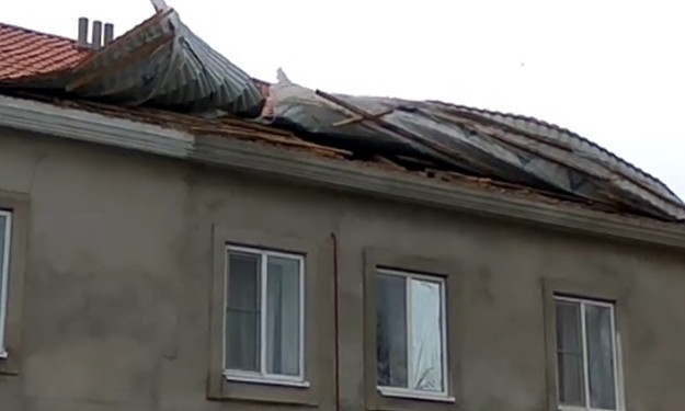 Под Запорожьем ураган срывал крыши (ВИДЕО)