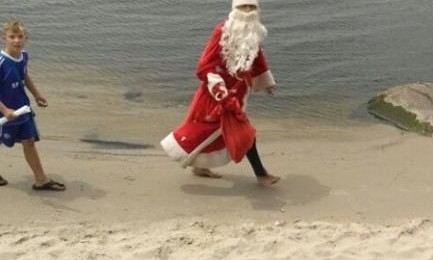 Фотофакт: Запорожцы обсуждают в соцсетях необычного персонажа, который ходит по пляжам