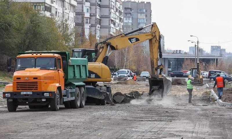 В центре Запорожья строят новую аллею (ФОТО)