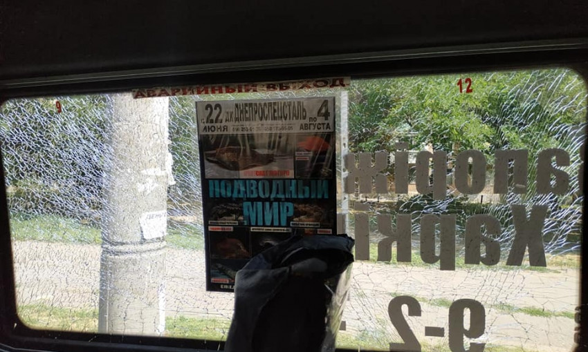 В Запорожье коммунальщики разбили окно в маршрутном такси (ФОТО)