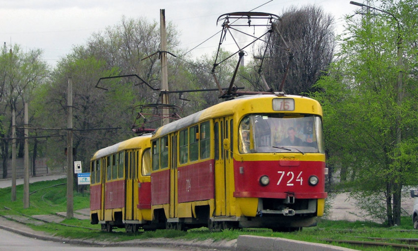 Очередная иномарка в Запорожье «всунула свой нос» на пути трамвая