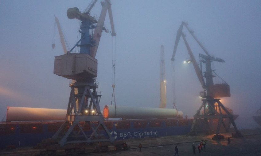 В порт Бердянска прибыл важный груз (ФОТО)