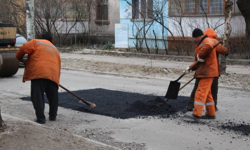 Фотофакт: На дорогах Запорожья коммунальщики латают ямы