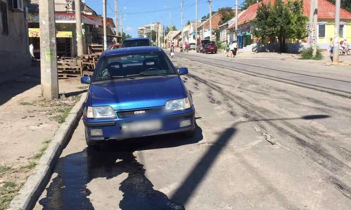 Кто ответит: Запорожские дороги "убили" автомобиль (ФОТО)