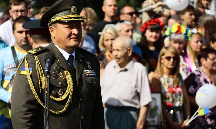 Губернатор объяснил запорожцам, зачем надел генеральскую форму на парад (ФОТО)