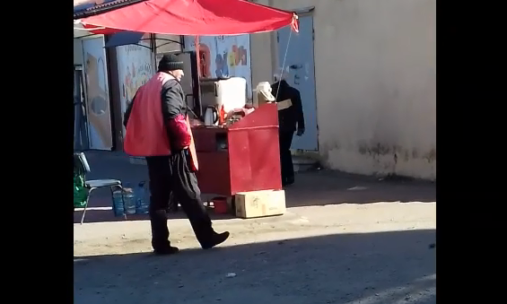 В Мелитополе пьяный продавец хот-догов вел себя очень странно (ВИДЕО)
