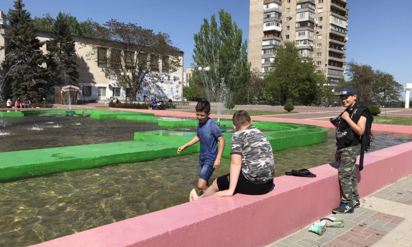 Мелитопольцы плавают в городских фонтанах (ФОТО)