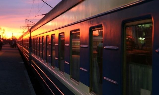 Запорожский поезд снова забросали камнями: чуть не пострадала пассажир (ФОТО)