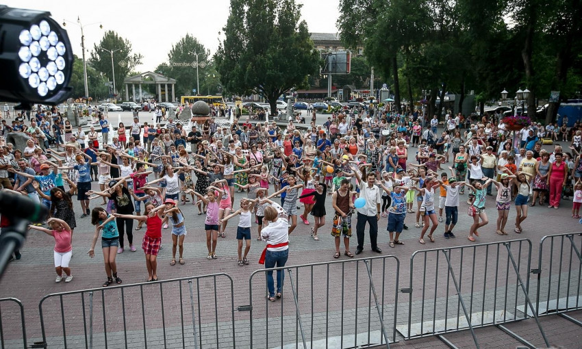 Запорожцы танцевали прямо на улице (ФОТО)