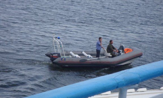 Запорожцы оказались в плену неуправляемой лодки на Днепре (ФОТО)