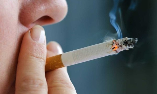 В Запорожье на остановке разгорелся конфликт из-за курящего мужчины (ВИДЕО)