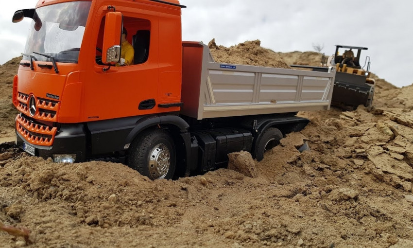В Запорожской области грузовики застряли в песке