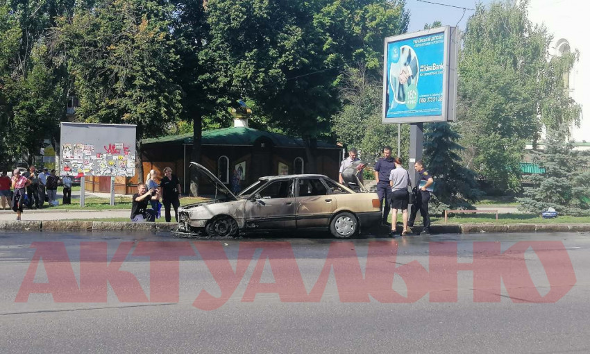 В Запорожье на Базарной горел автомобиль: В сети появилось фото и видео с места происшествия