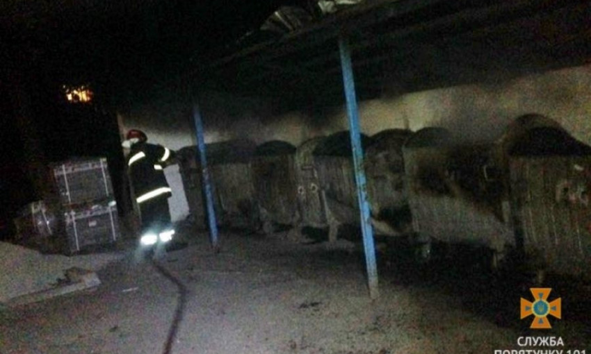 Вандалы сожгли несколько десятков мусорных баков в Запорожье (ФОТО)