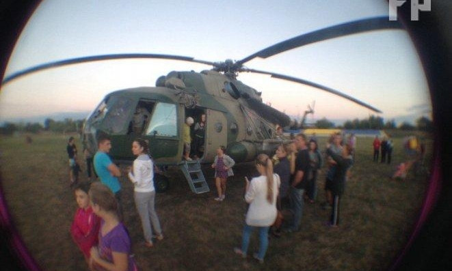 В Запорожской области на стадионе приземлился военный вертолет