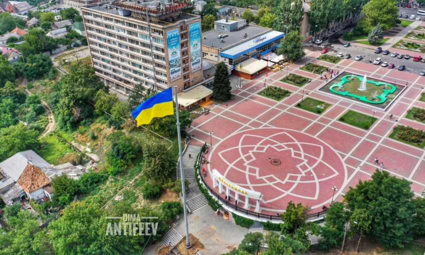 В Мелитополе установили флагшток с украинским флагом высотой 36 метров