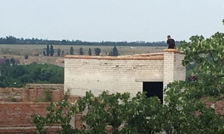 В Запорожской области мужчина залез на недострой и грозился сброситься вниз (ВИДЕО)