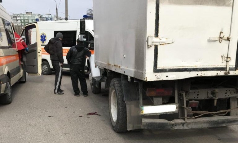 В Запорожье женщина погибла под колесами грузовика (ФОТО)