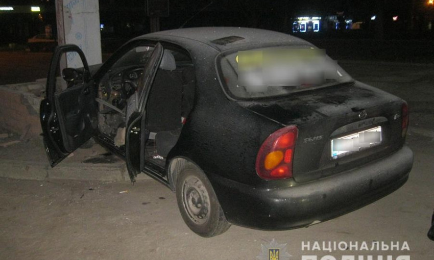 В центре Запорожья молодая пара чуть не убила водителя такси прямо в салоне (ФОТО, ВИДЕО)