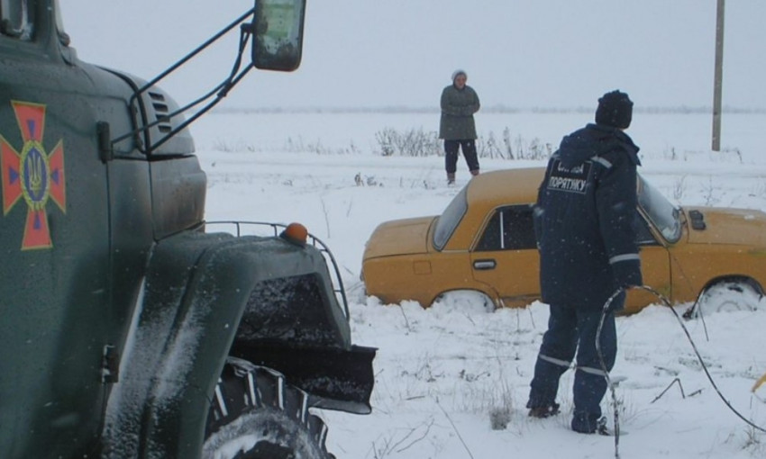 Спасатели доставали запорожских водителей из западни (ФОТО)