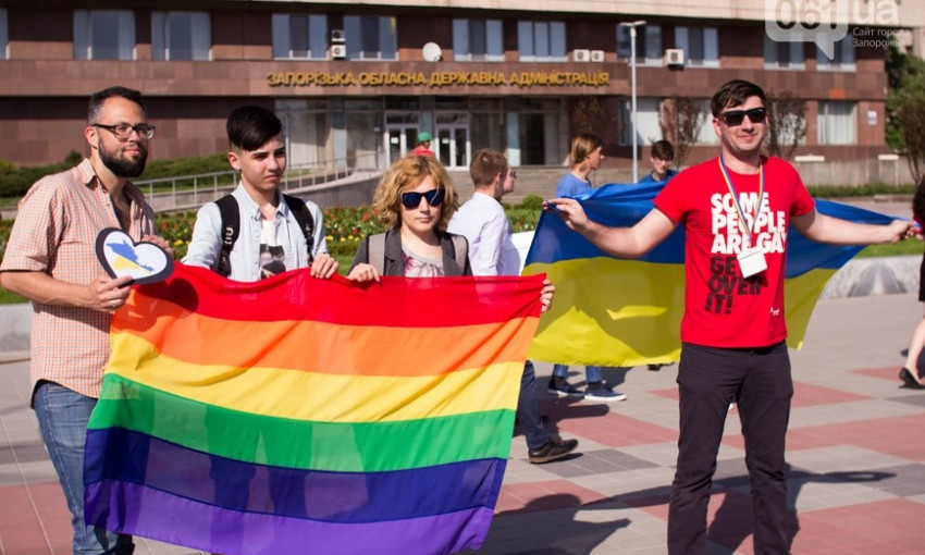 Фоторепортаж: Радужный флешмоб в центре Запорожья