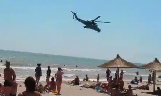 Над пляжем Кирилловки очень низко летел вертолет