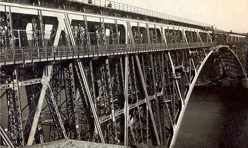 В сети появился уникальный снимок несуществующего ныне запорожского моста (ФОТО)