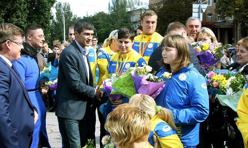 Запорожцы торжественно встретили героев Паралимпийских игр
