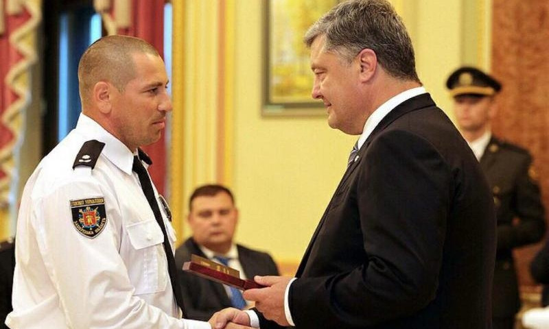 Запорожский полицейский, остановивший колонну террористов, получил награду из рук Президента
