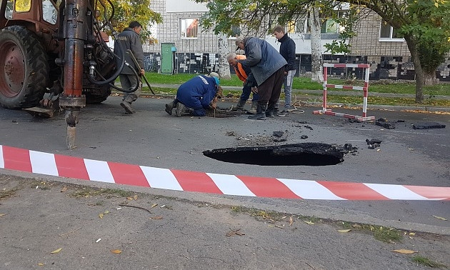 ЧП: На запорожском курорте огромный кусок асфальта на дороге провалился под землю (ФОТО)