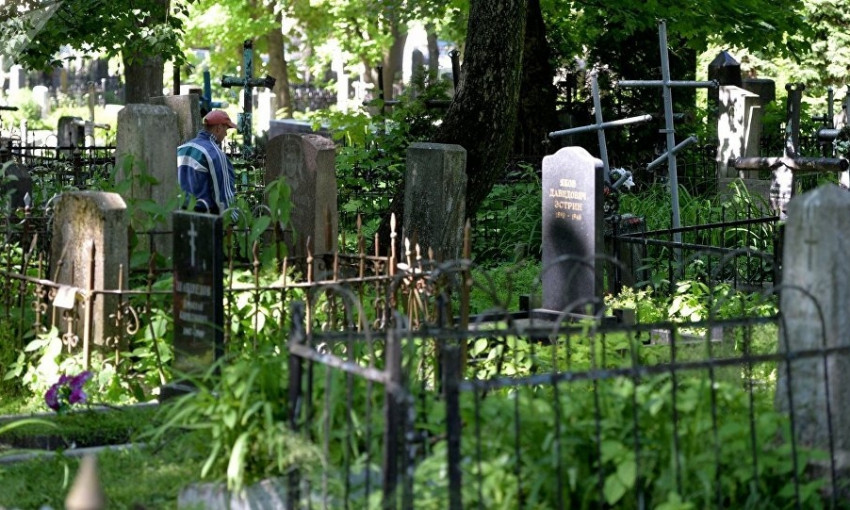 Под Запорожьем на кладбище обнаружили труп